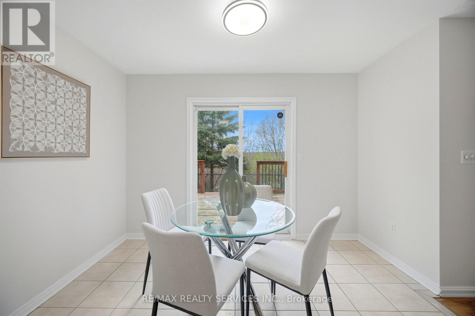 21 Upper Highlands Drive, Brampton, ON - Indoor Photo Showing Dining Room