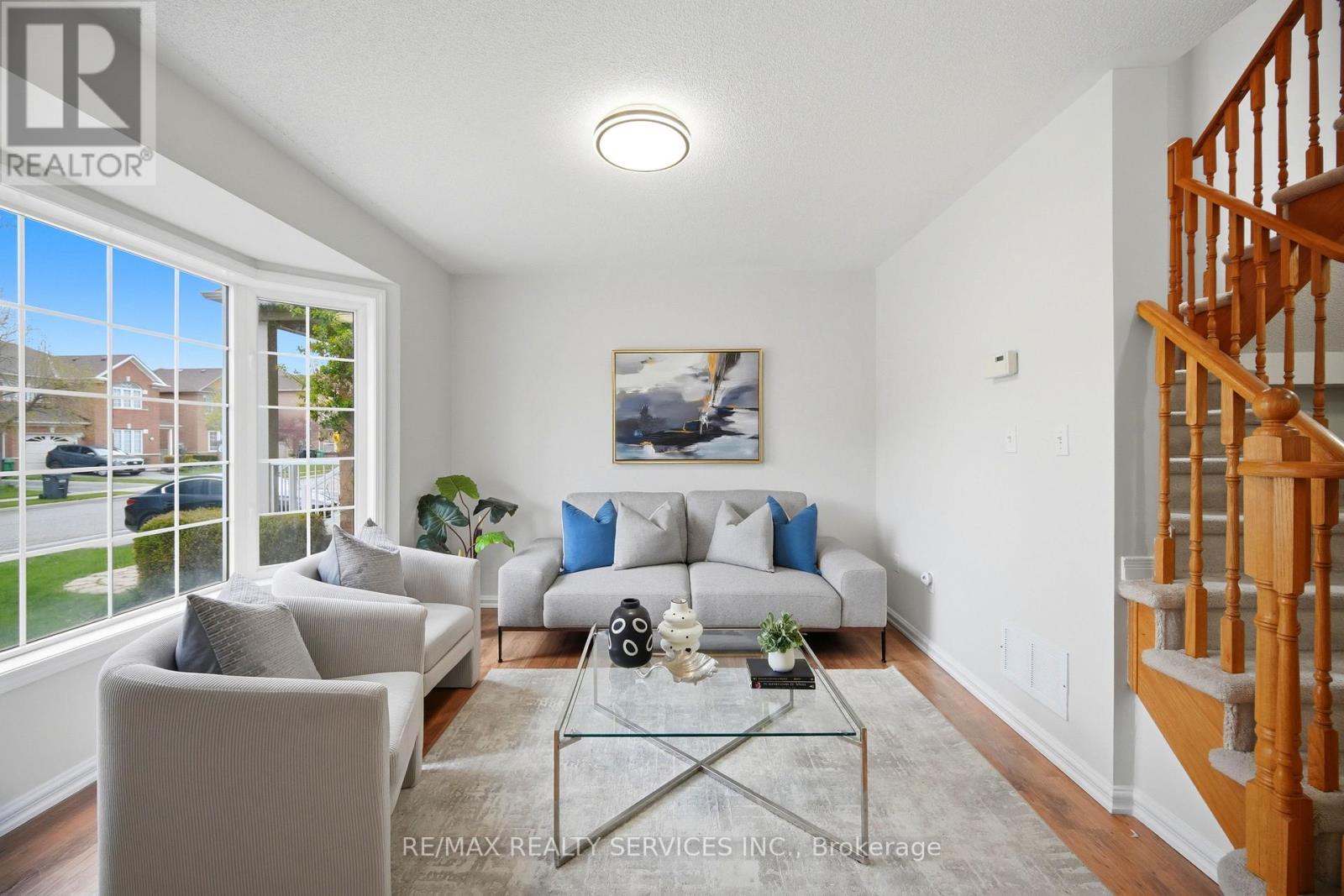 21 Upper Highlands Drive, Brampton, ON - Indoor Photo Showing Living Room