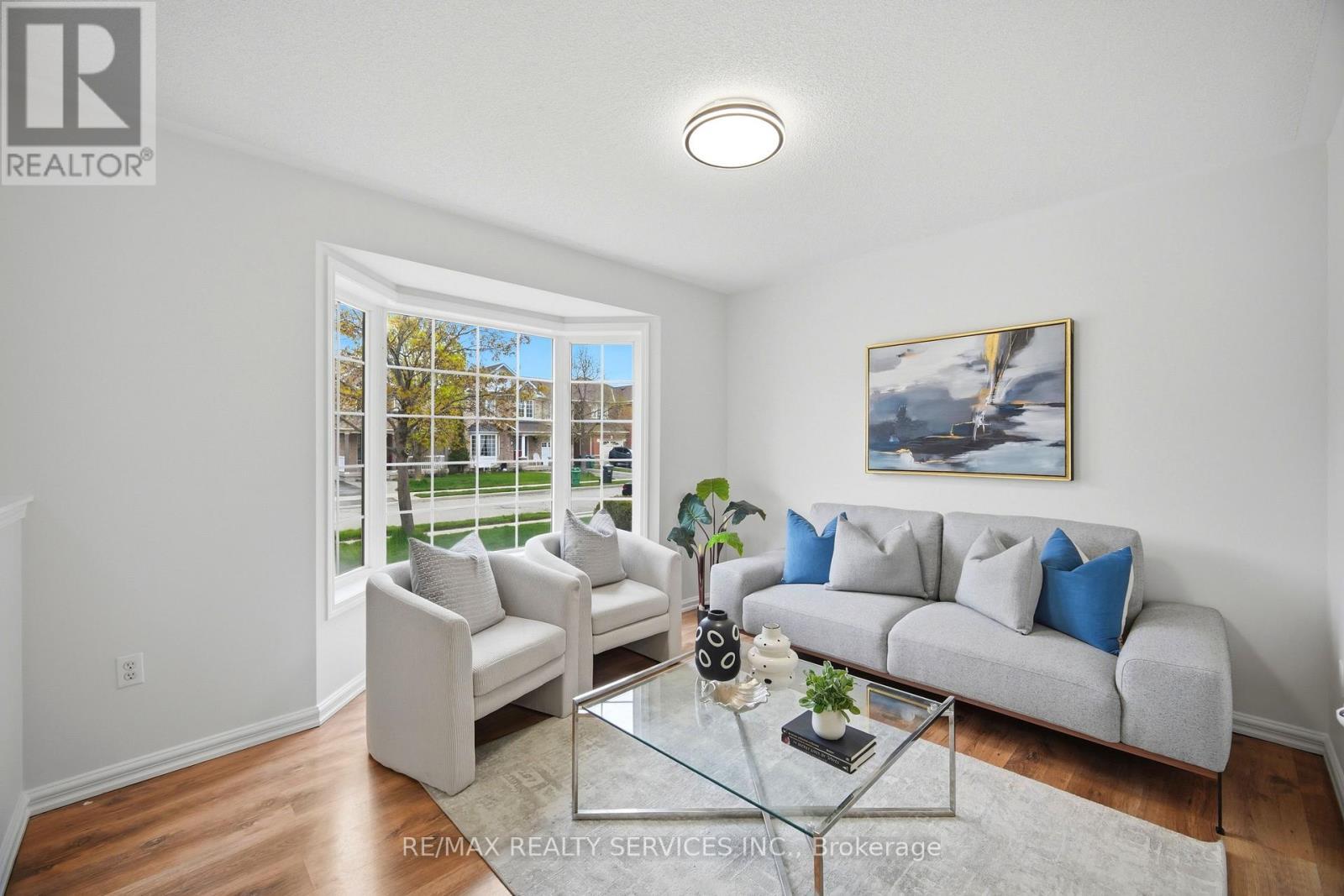 21 Upper Highlands Drive, Brampton, ON - Indoor Photo Showing Living Room