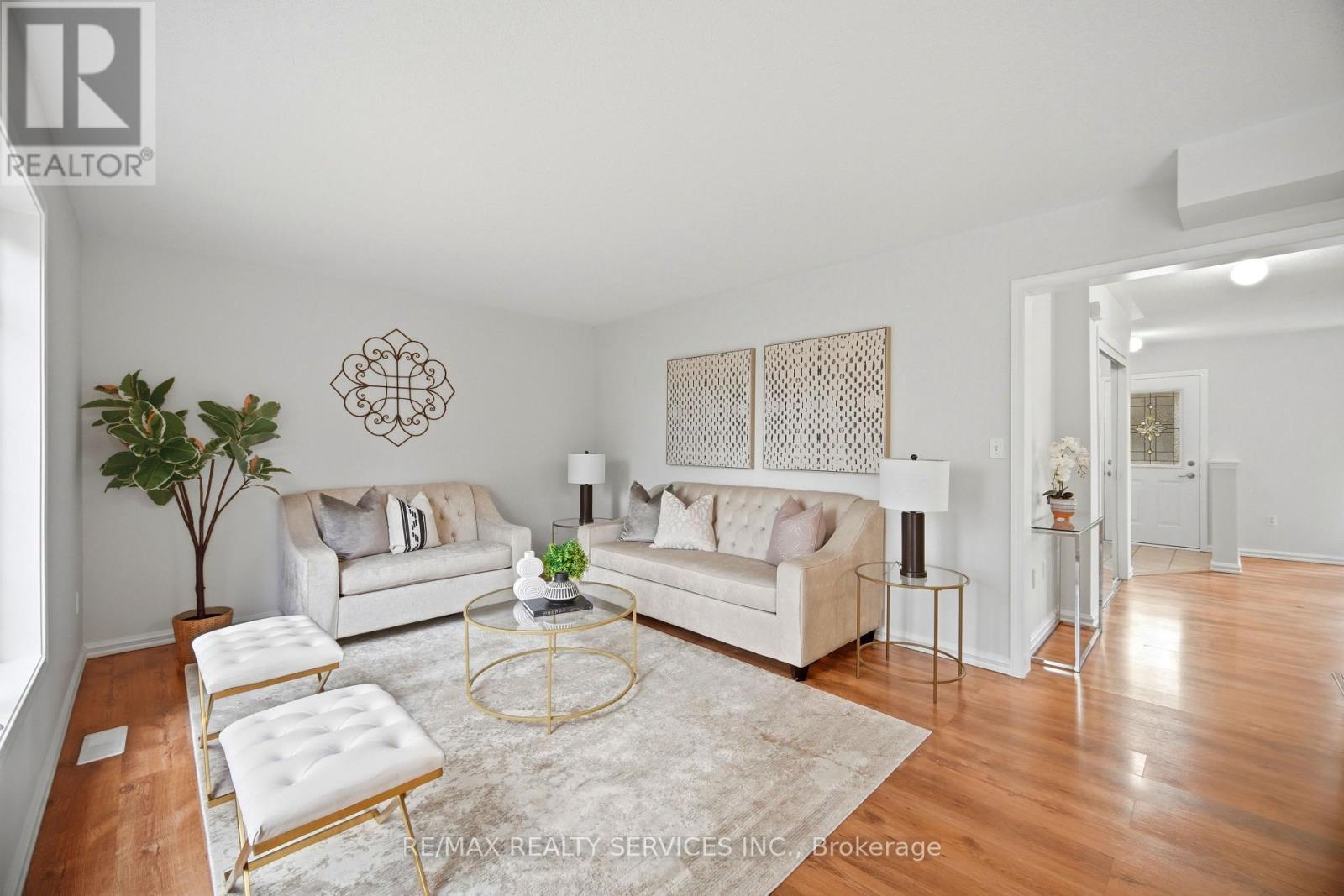 21 Upper Highlands Drive, Brampton, ON - Indoor Photo Showing Living Room