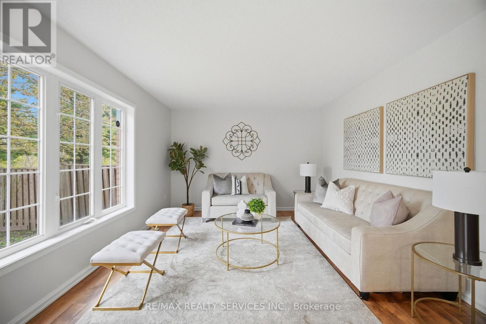 21 Upper Highlands Drive, Brampton, ON - Indoor Photo Showing Living Room