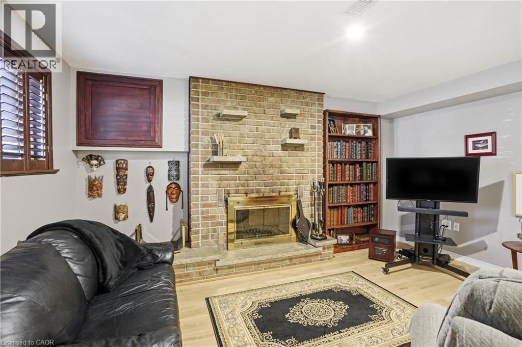 13 Fallingbrook Drive, Fonthill, ON - Indoor Photo Showing Living Room