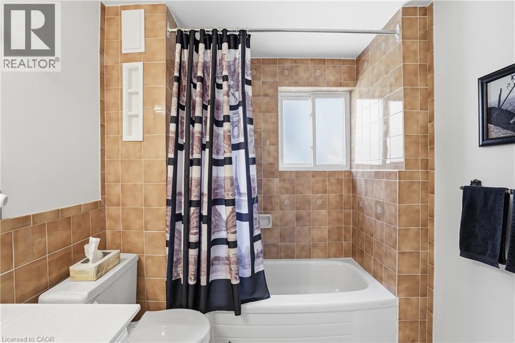13 Fallingbrook Drive, Fonthill, ON - Indoor Photo Showing Bathroom