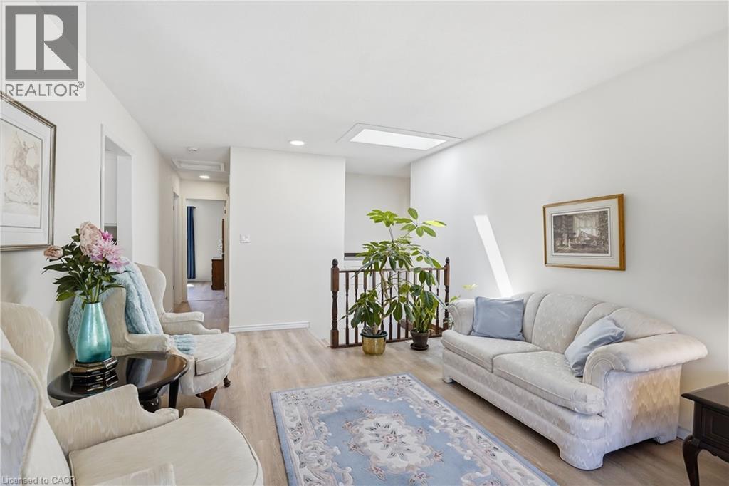 13 Fallingbrook Drive, Fonthill, ON - Indoor Photo Showing Living Room
