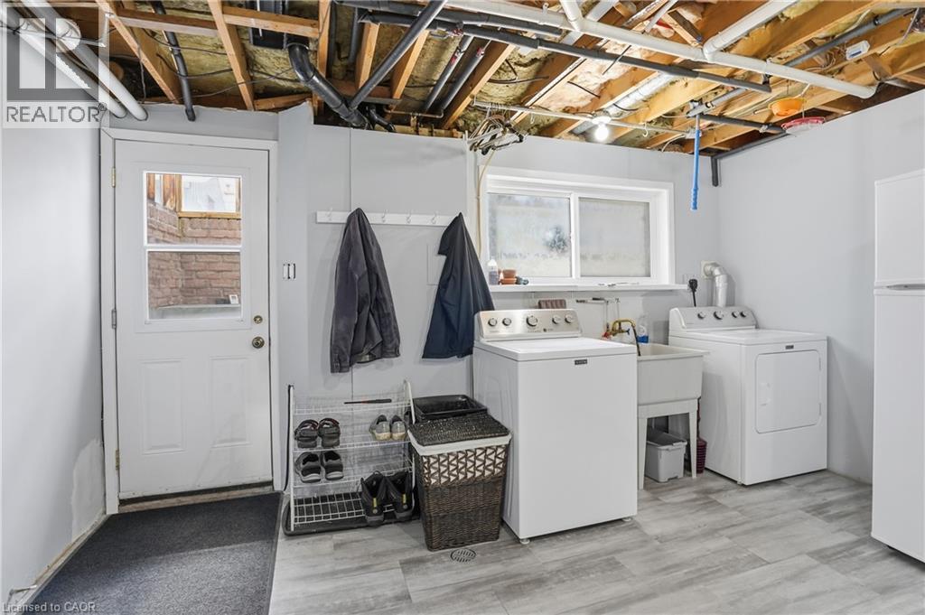 13 Fallingbrook Drive, Fonthill, ON - Indoor Photo Showing Laundry Room