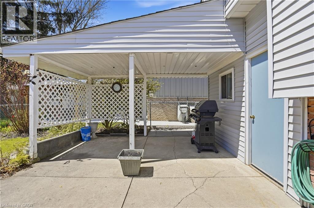 13 Fallingbrook Drive, Fonthill, ON - Outdoor With Deck Patio Veranda With Exterior