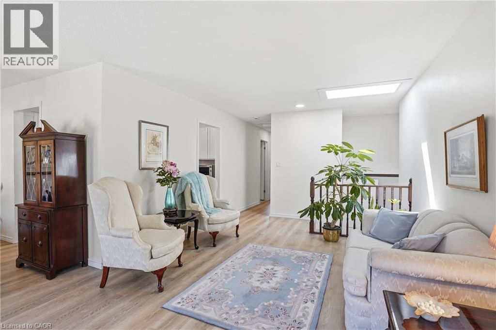 13 Fallingbrook Drive, Fonthill, ON - Indoor Photo Showing Living Room