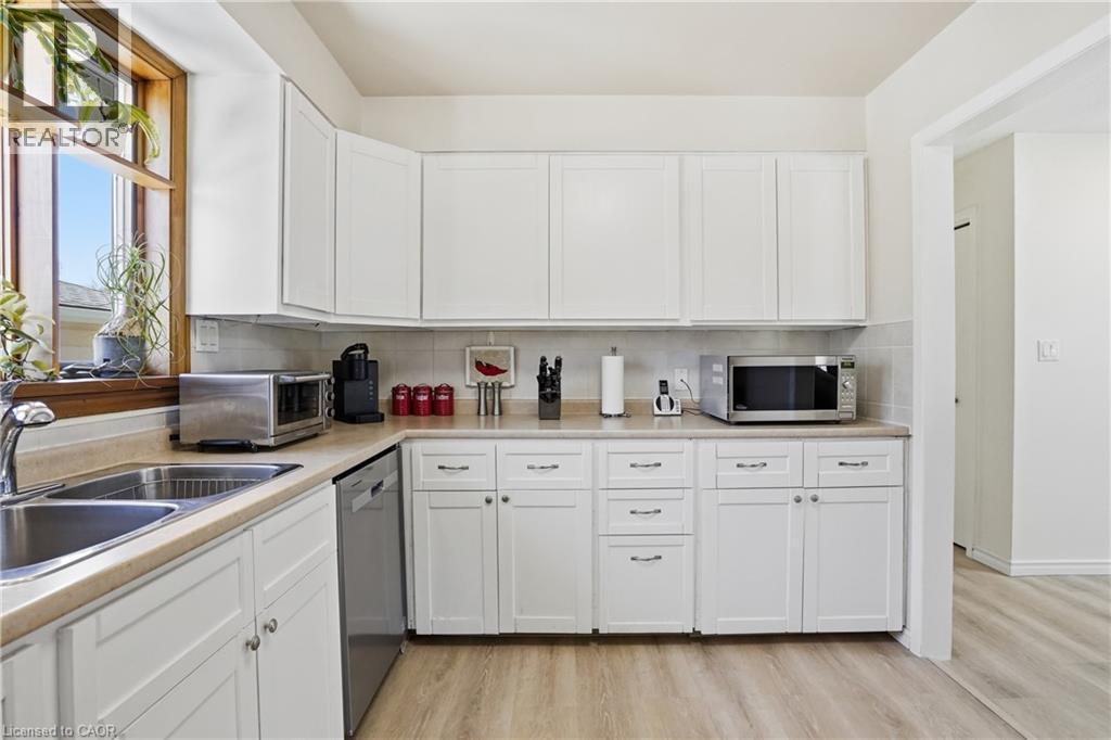 13 Fallingbrook Drive, Fonthill, ON - Indoor Photo Showing Kitchen With Double Sink