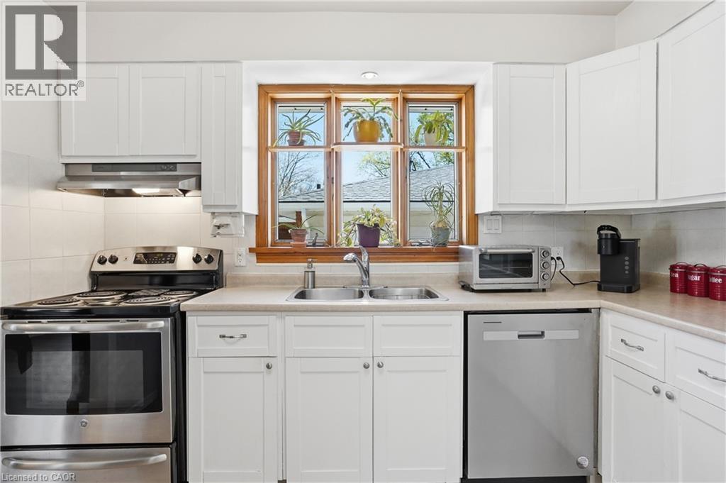 13 Fallingbrook Drive, Fonthill, ON - Indoor Photo Showing Kitchen With Double Sink