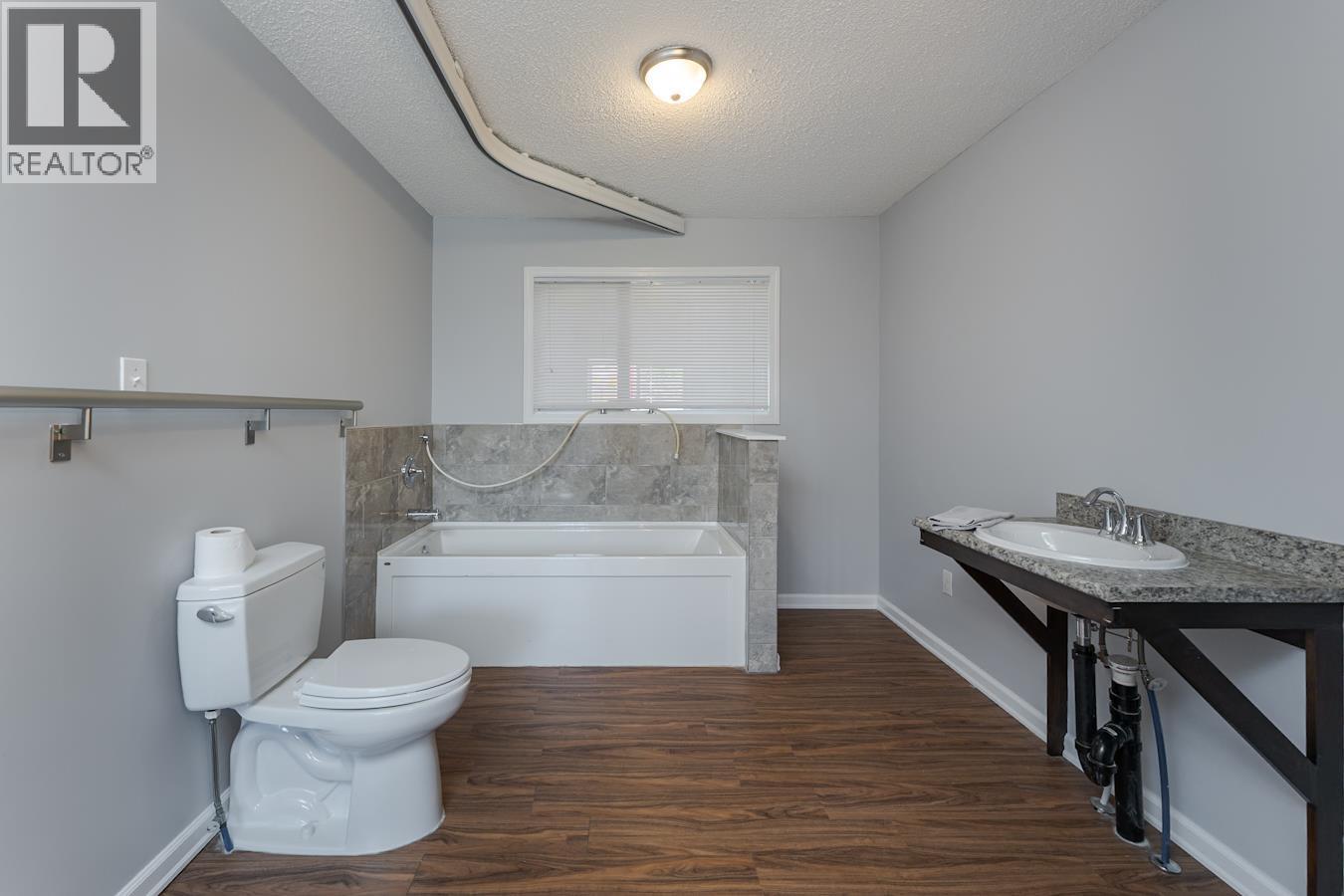 7759 Queens Crescent, Prince George, BC - Indoor Photo Showing Bathroom