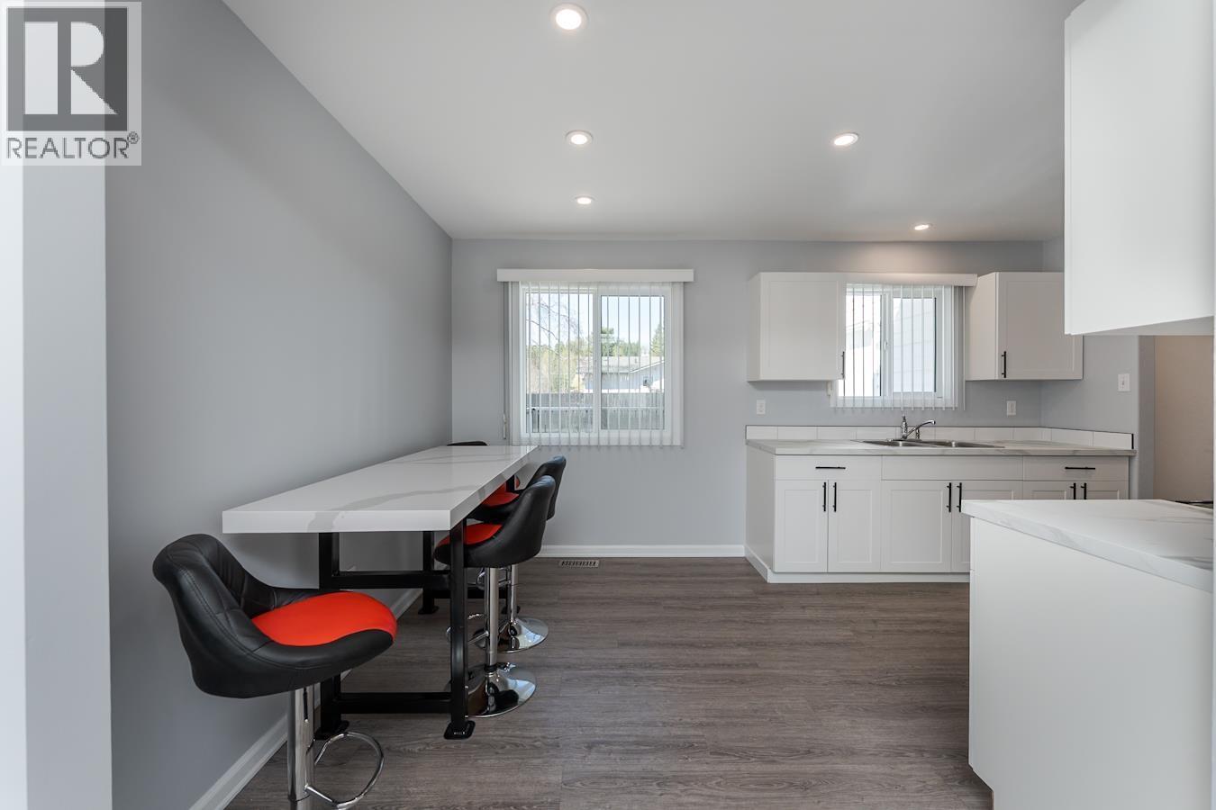 7759 Queens Crescent, Prince George, BC - Indoor Photo Showing Kitchen With Double Sink