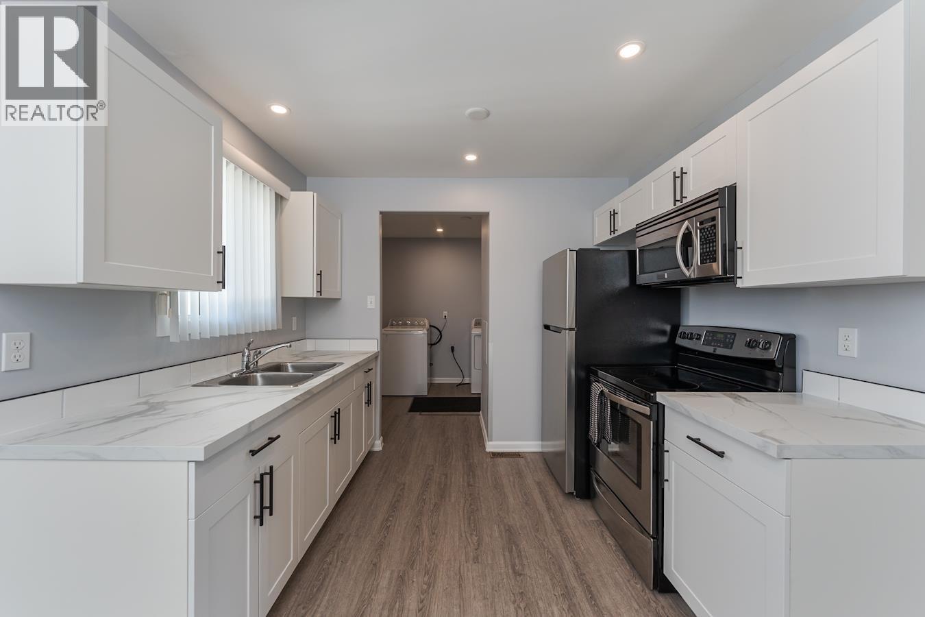 7759 Queens Crescent, Prince George, BC - Indoor Photo Showing Kitchen With Double Sink