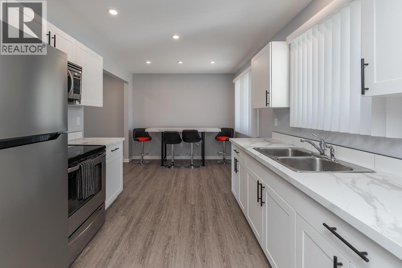 7759 Queens Crescent, Prince George, BC - Indoor Photo Showing Kitchen With Double Sink