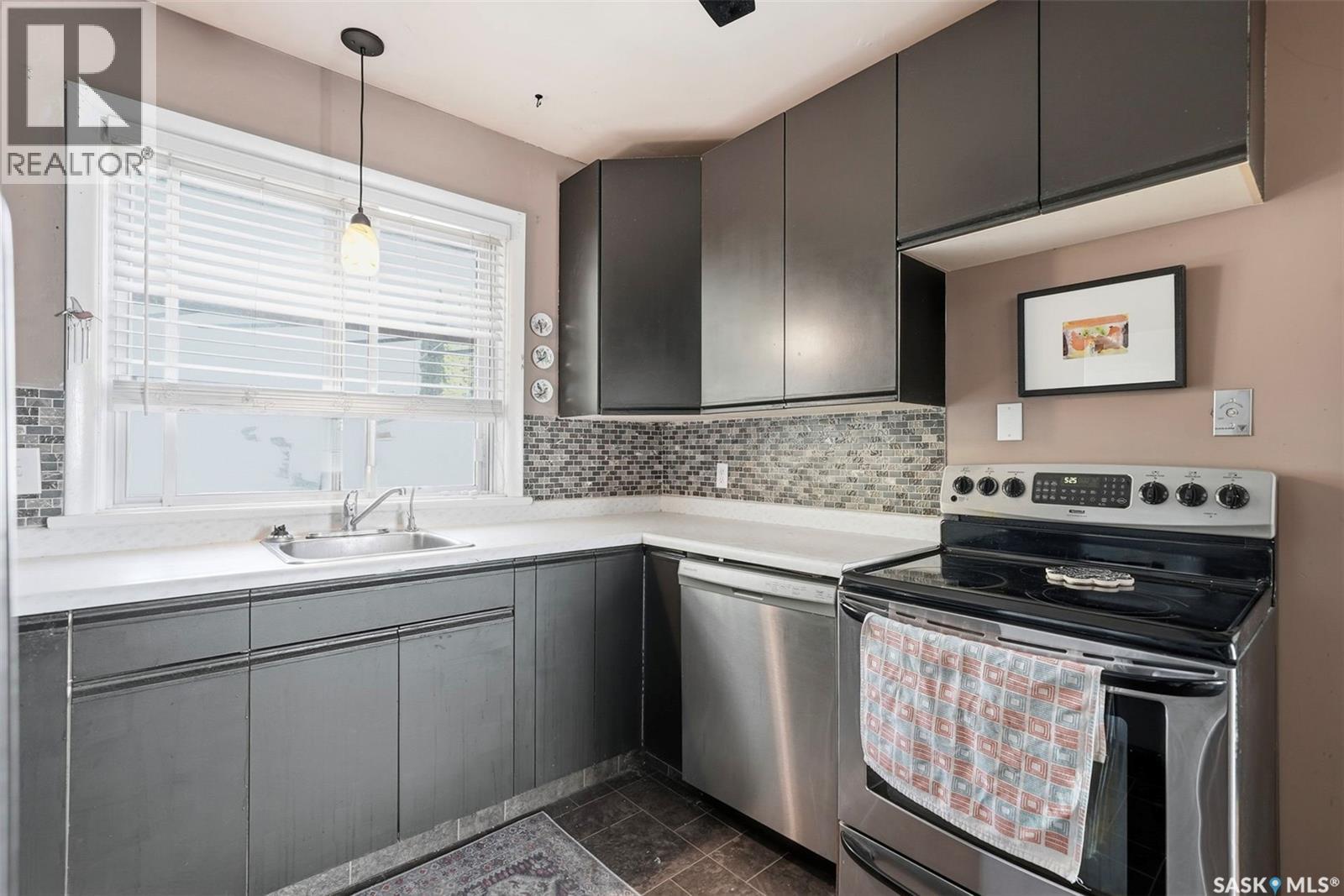 2129 Cairns Avenue, Saskatoon, SK - Indoor Photo Showing Kitchen