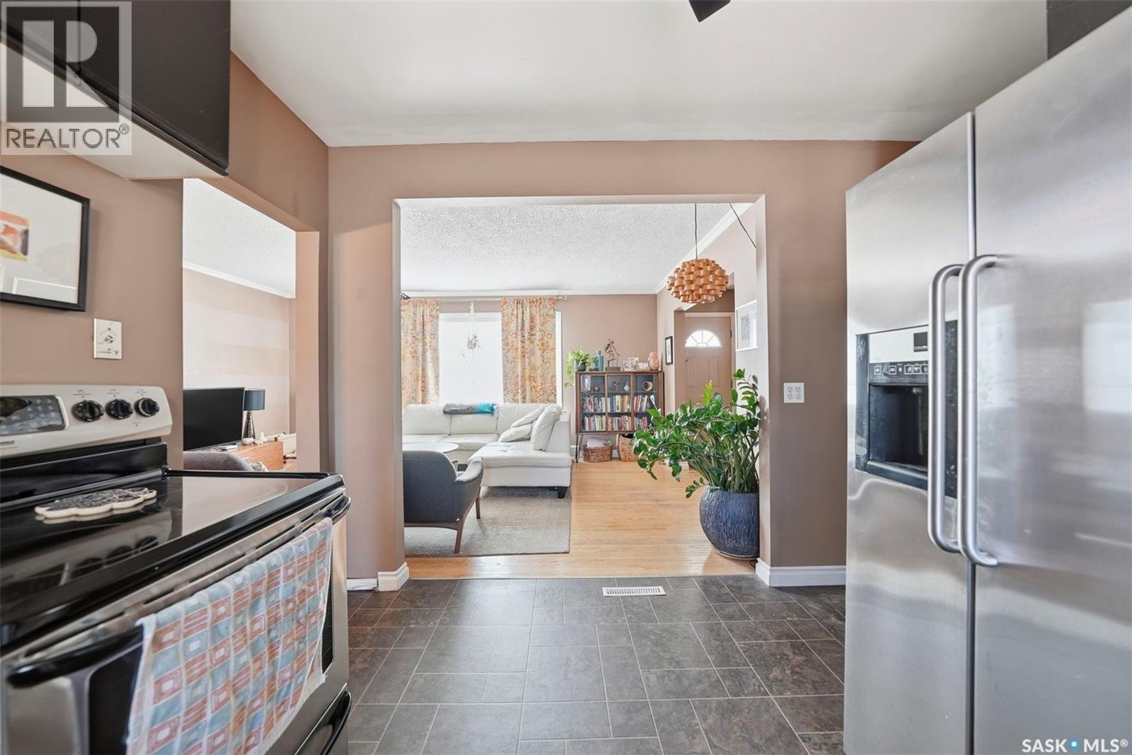 2129 Cairns Avenue, Saskatoon, SK - Indoor Photo Showing Kitchen