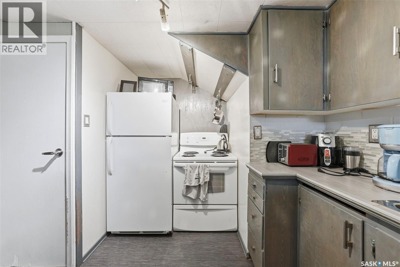 2129 Cairns Avenue, Saskatoon, SK - Indoor Photo Showing Kitchen