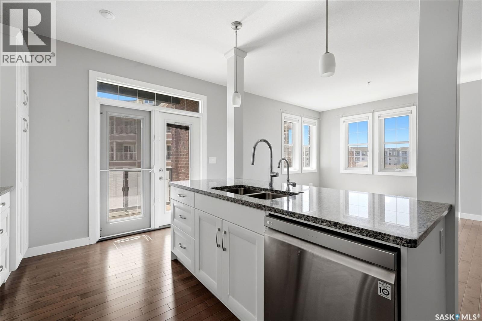 305 1515 Anson Road, Regina, SK - Indoor Photo Showing Kitchen With Double Sink With Upgraded Kitchen