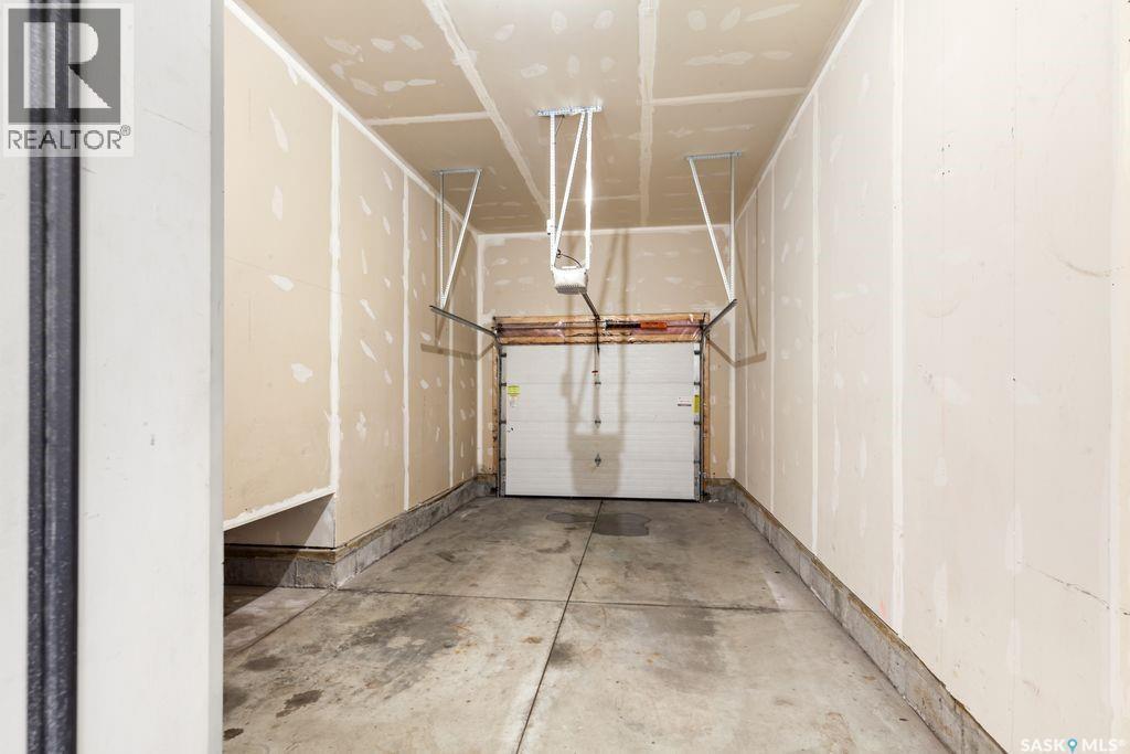 37 510 Kloppenburg Crescent, Saskatoon, SK - Indoor Photo Showing Garage