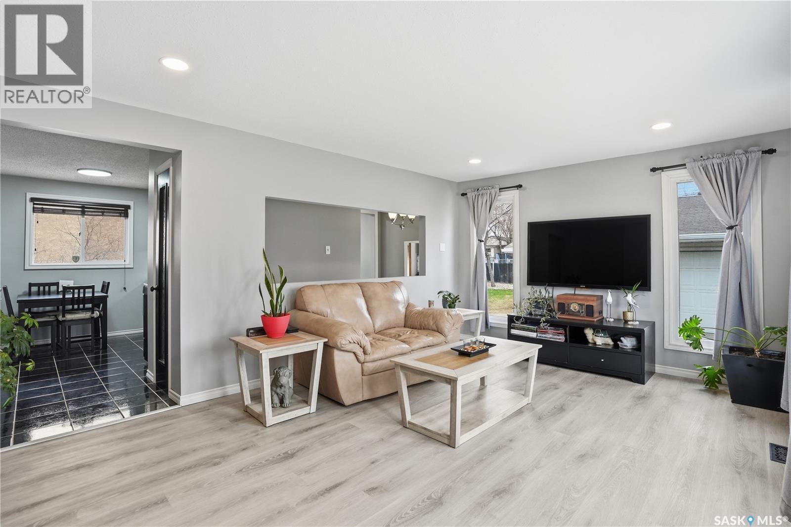 1630 1St Avenue N, Regina, SK - Indoor Photo Showing Living Room