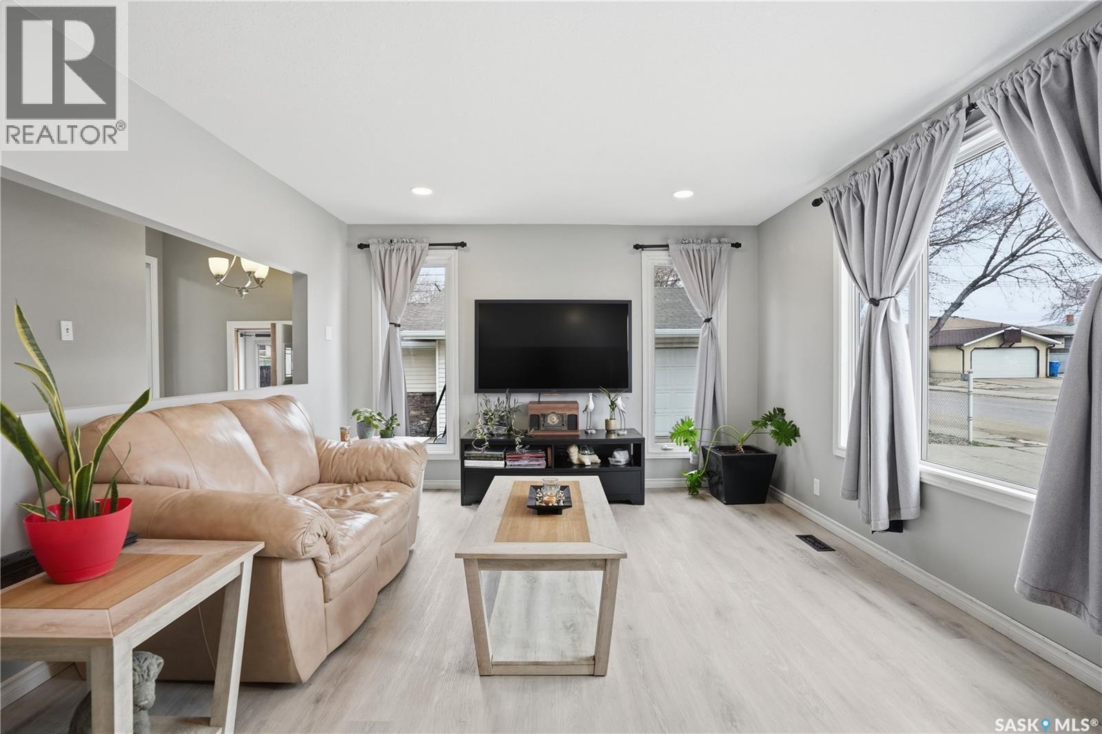 1630 1St Avenue N, Regina, SK - Indoor Photo Showing Living Room