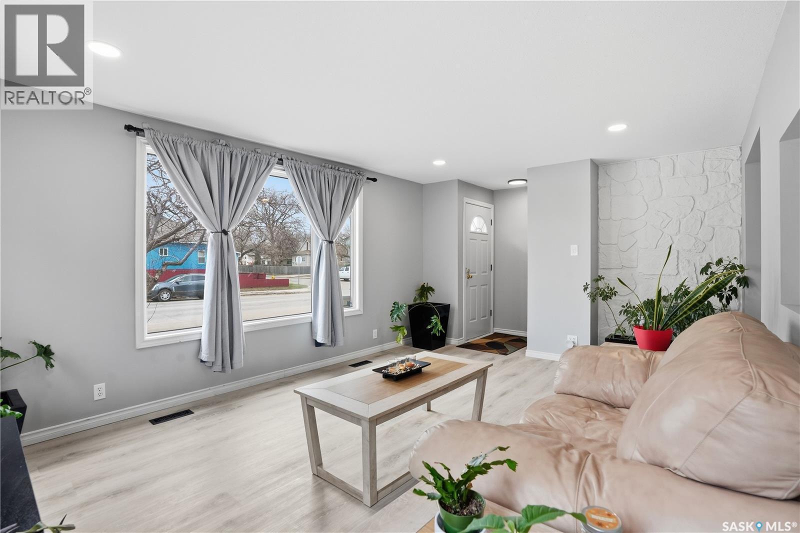 1630 1St Avenue N, Regina, SK - Indoor Photo Showing Living Room