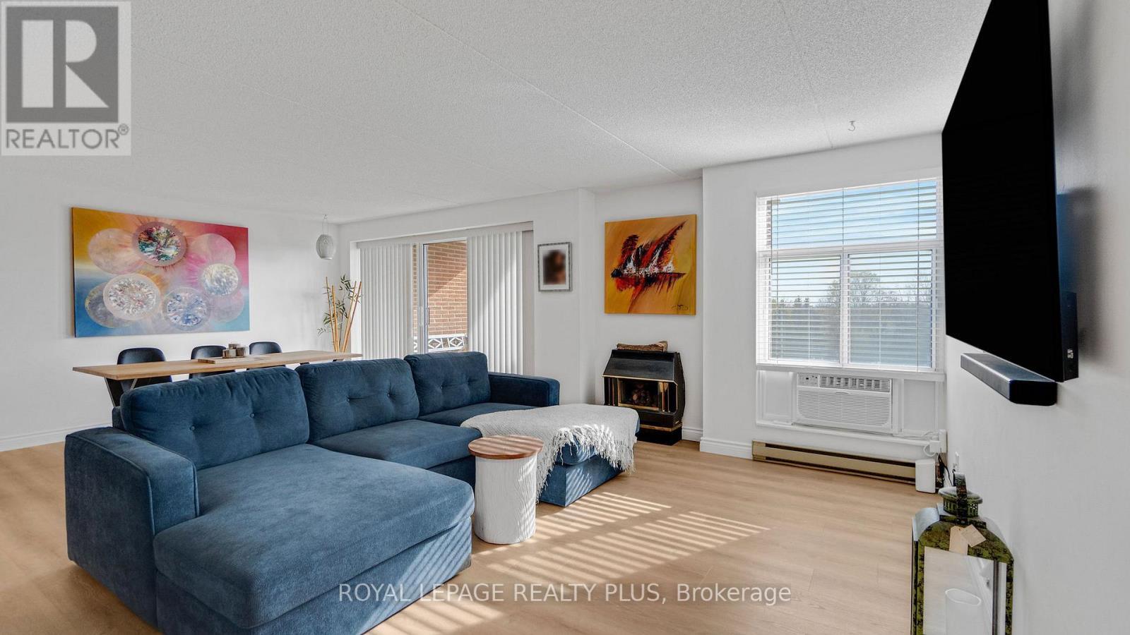603 - 8 Christopher Court, Guelph, ON - Indoor Photo Showing Living Room With Fireplace