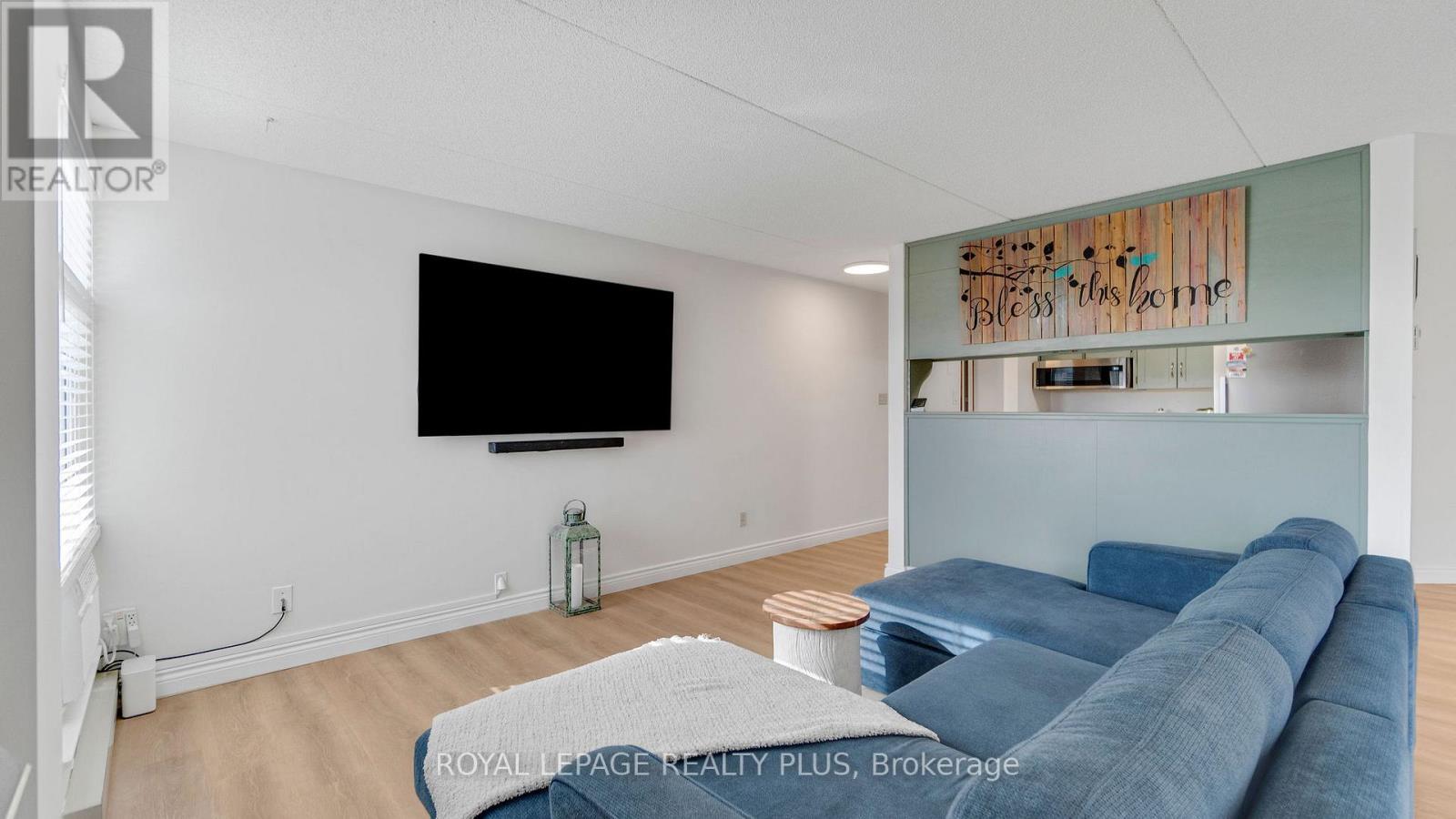 603 - 8 Christopher Court, Guelph, ON - Indoor Photo Showing Living Room