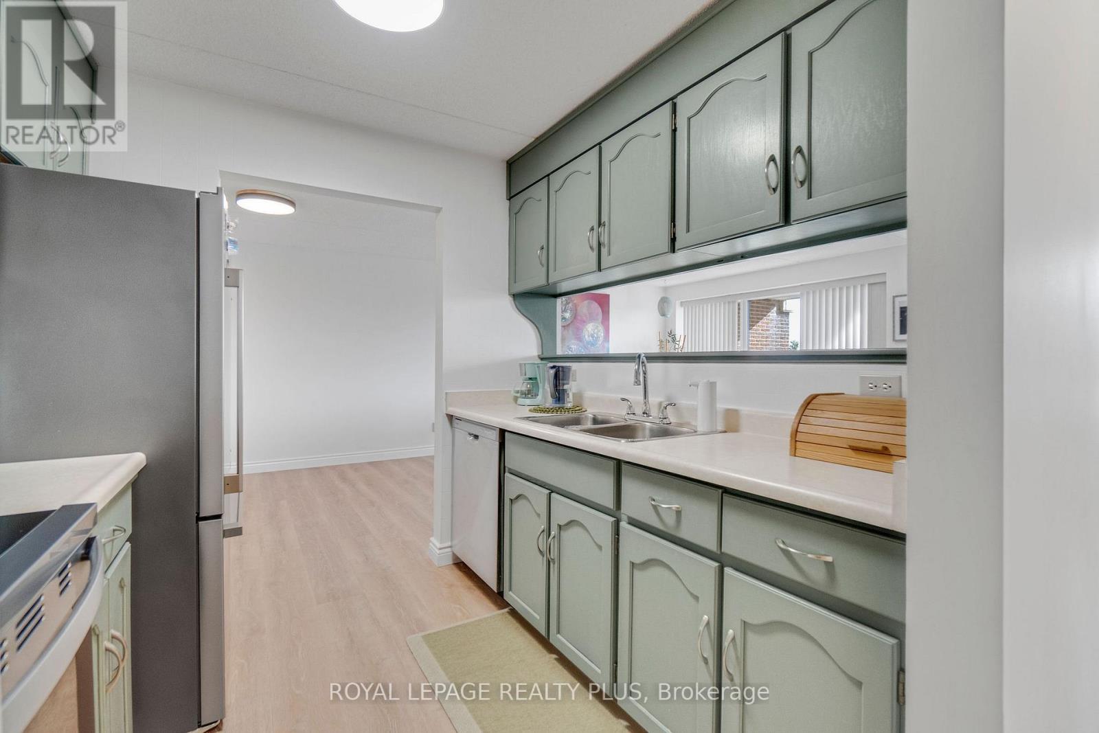 603 - 8 Christopher Court, Guelph, ON - Indoor Photo Showing Kitchen With Double Sink