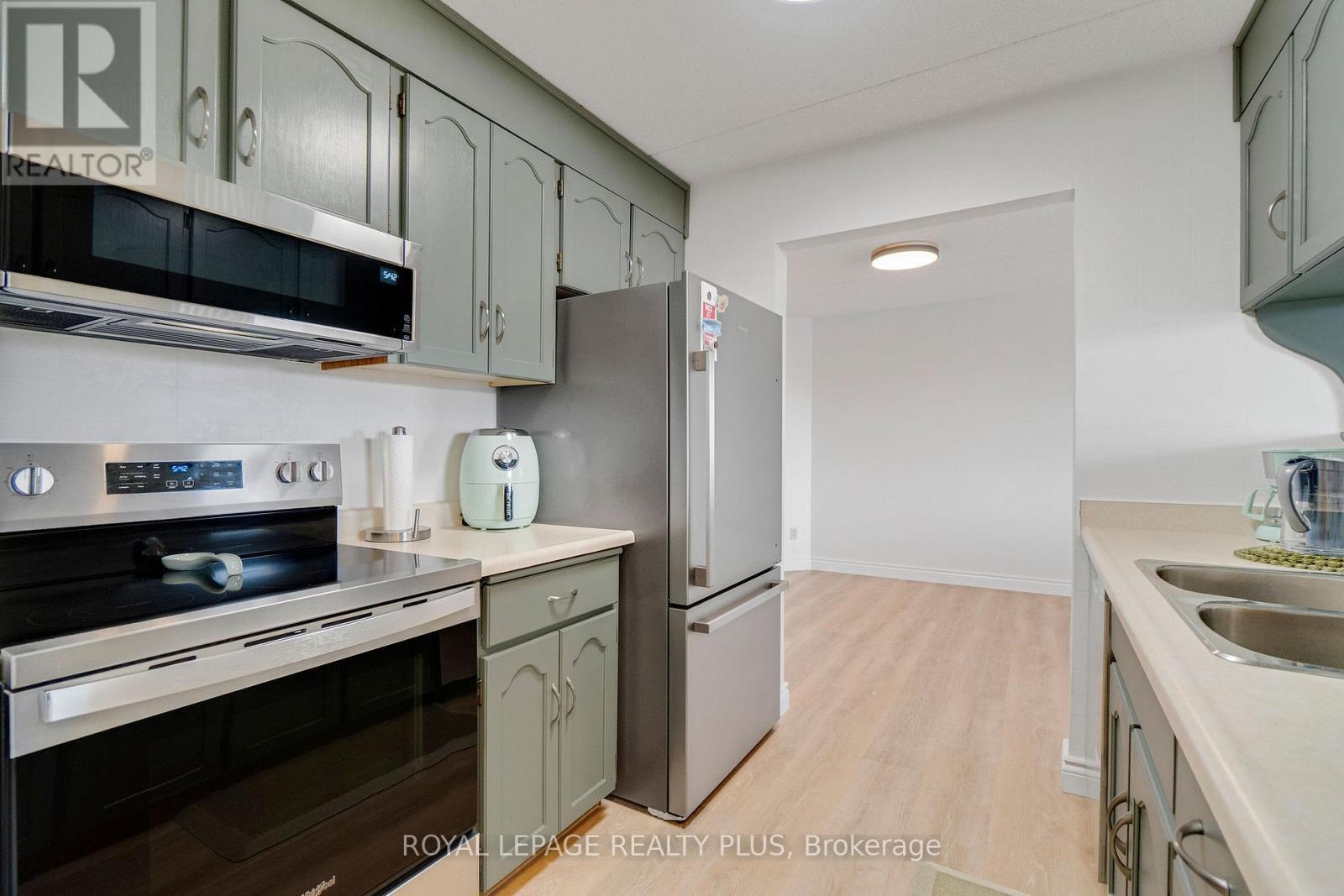 603 - 8 Christopher Court, Guelph, ON - Indoor Photo Showing Kitchen