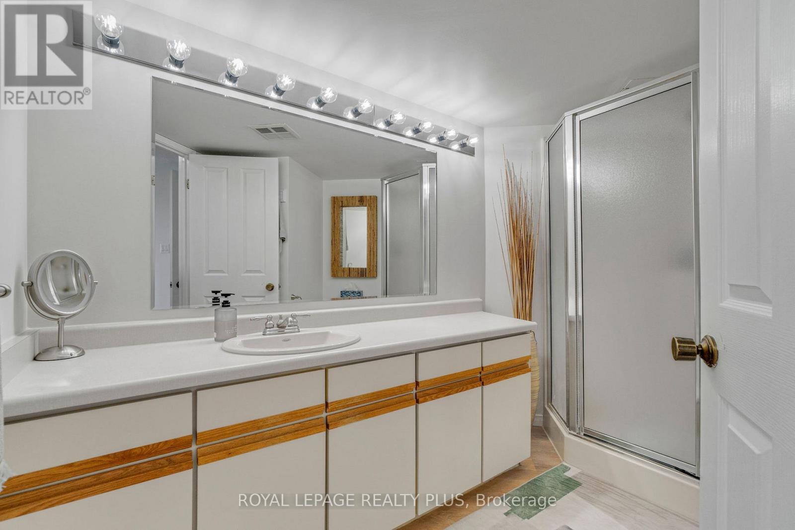 603 - 8 Christopher Court, Guelph, ON - Indoor Photo Showing Bathroom