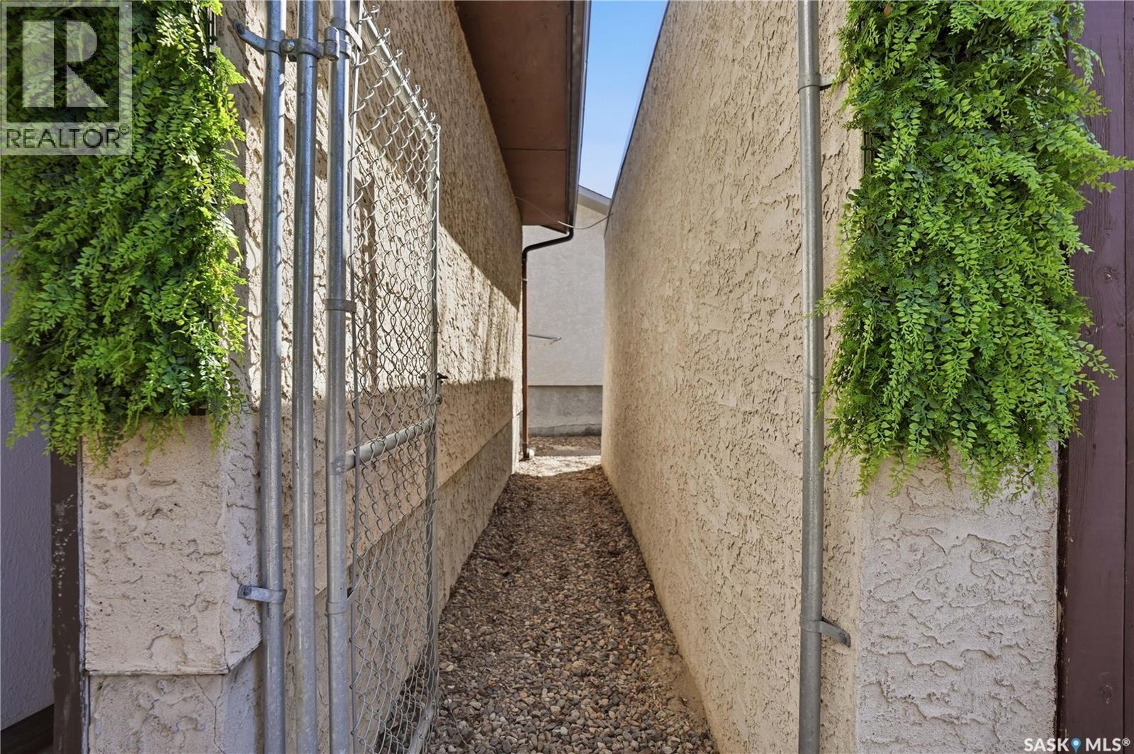 2835 More Crescent E, Regina, SK - Outdoor