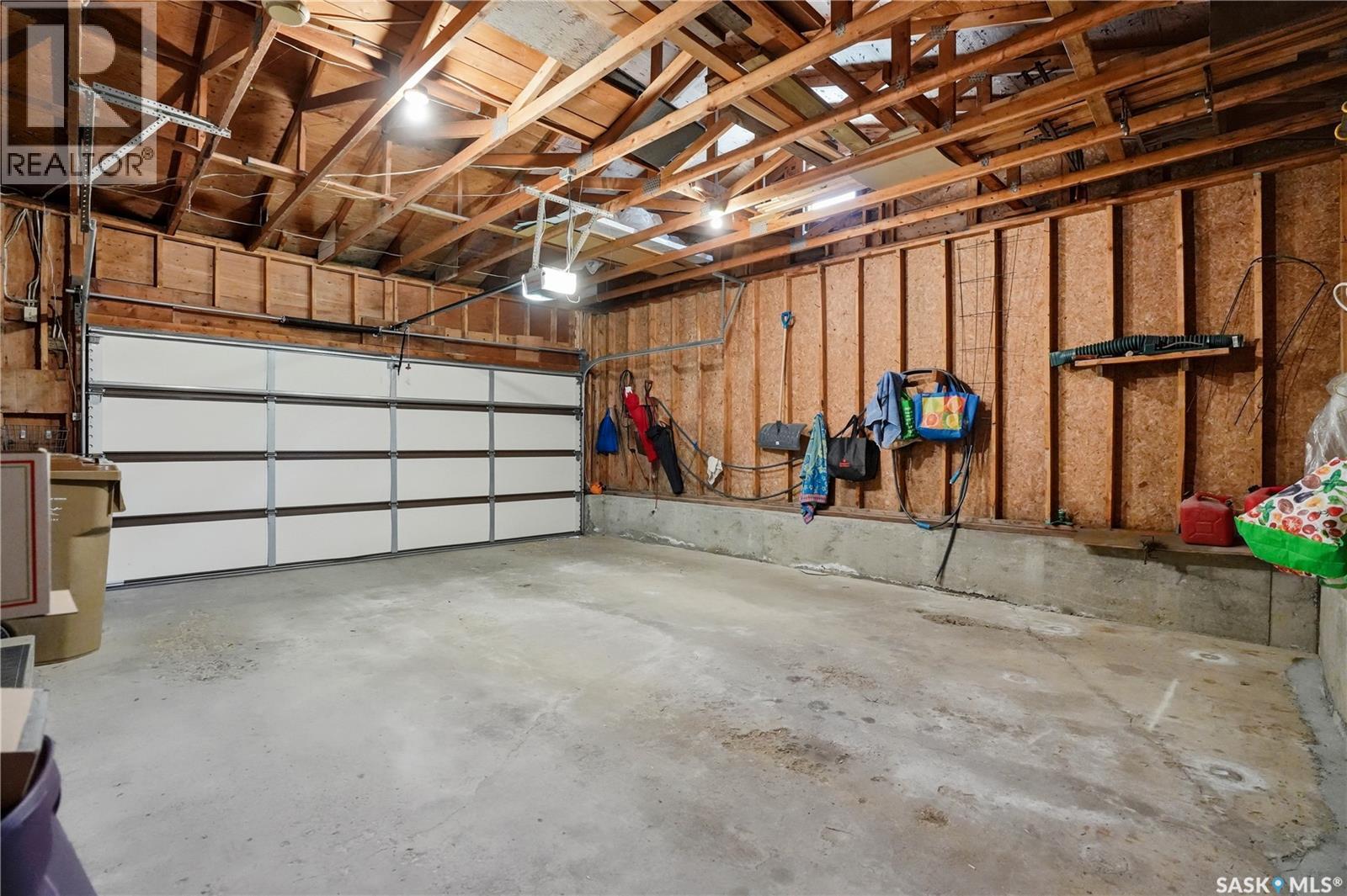 2835 More Crescent E, Regina, SK - Indoor Photo Showing Garage