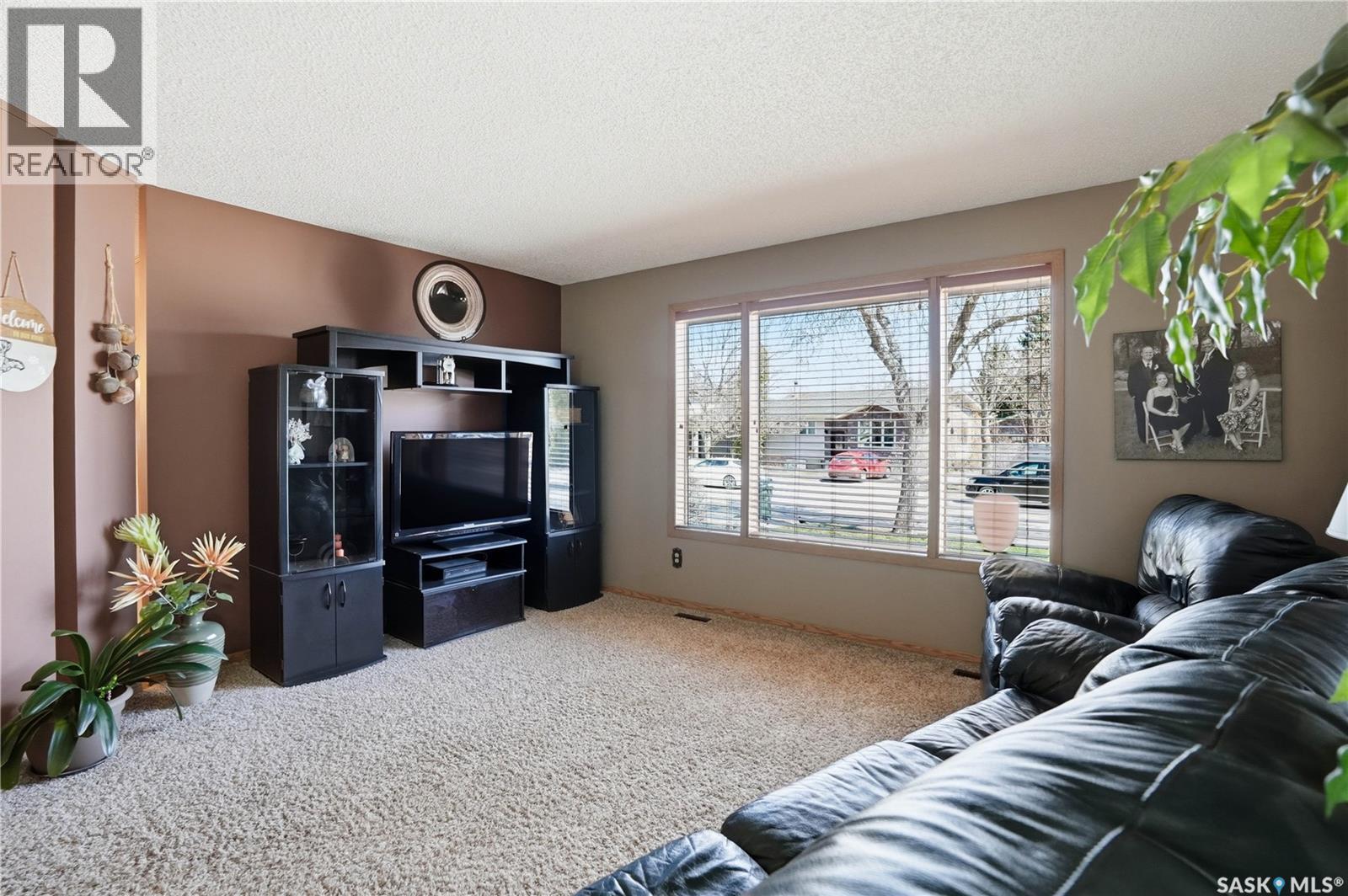 2835 More Crescent E, Regina, SK - Indoor Photo Showing Living Room