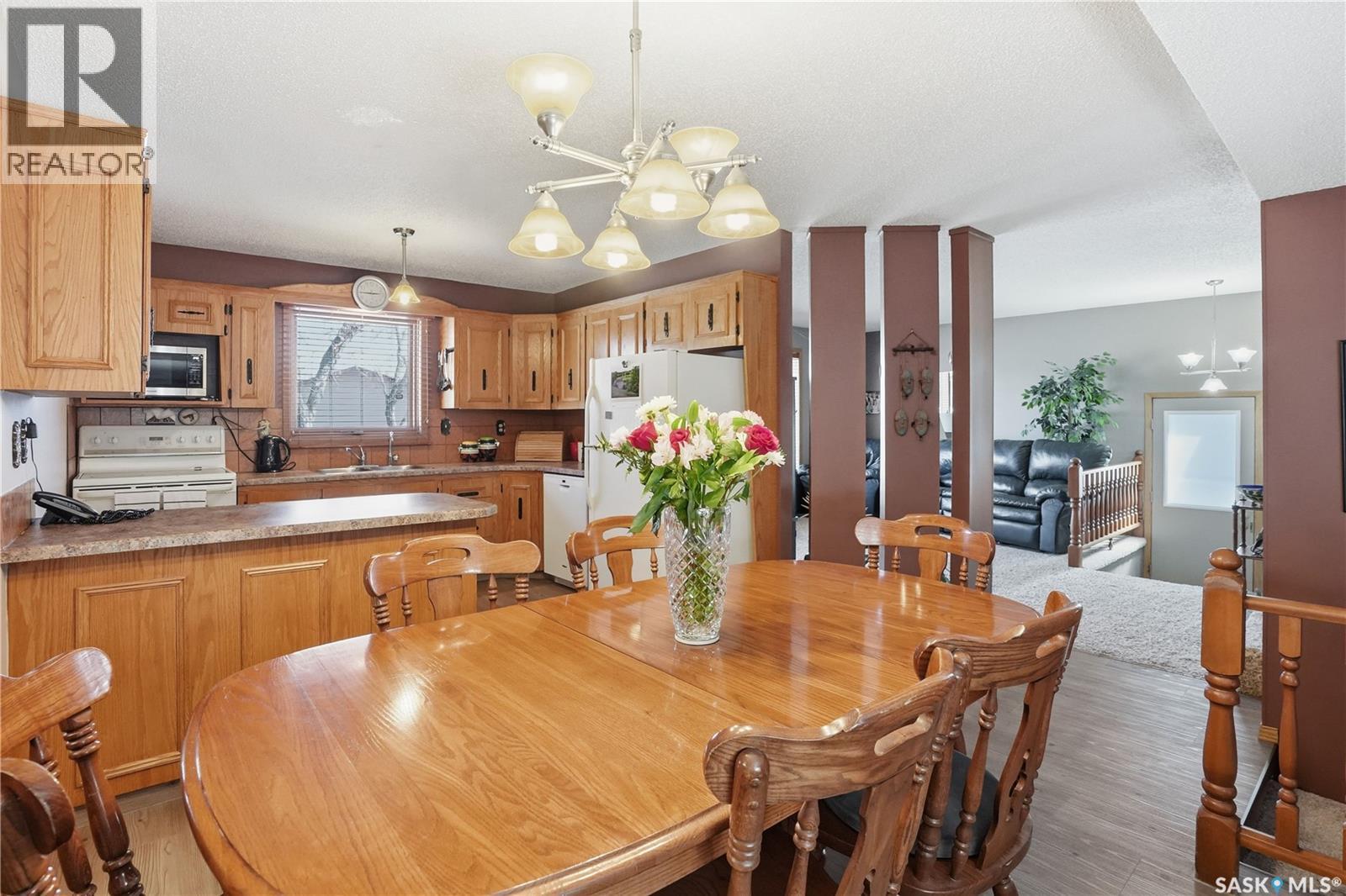 2835 More Crescent E, Regina, SK - Indoor Photo Showing Dining Room
