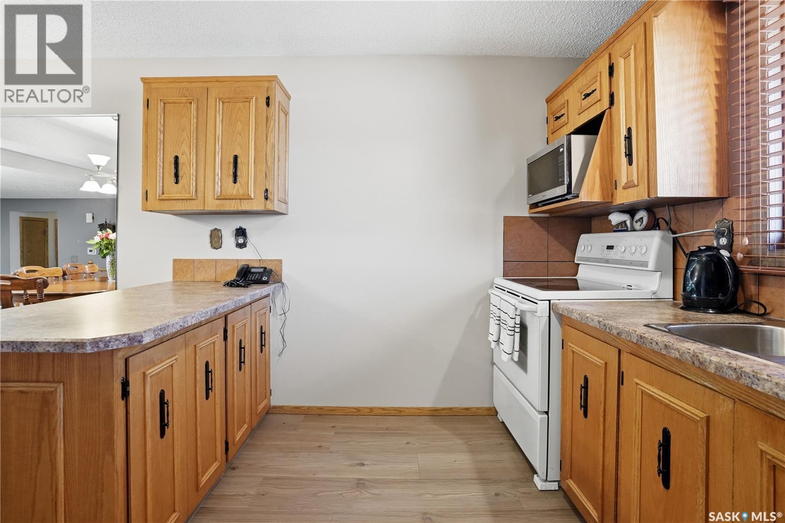 2835 More Crescent E, Regina, SK - Indoor Photo Showing Kitchen