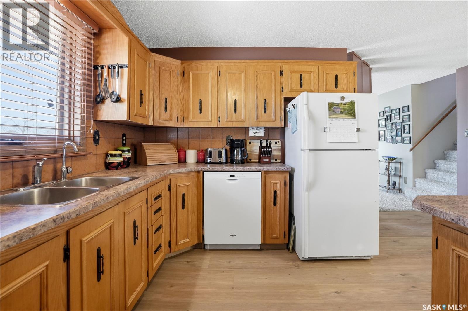 2835 More Crescent E, Regina, SK - Indoor Photo Showing Kitchen With Double Sink