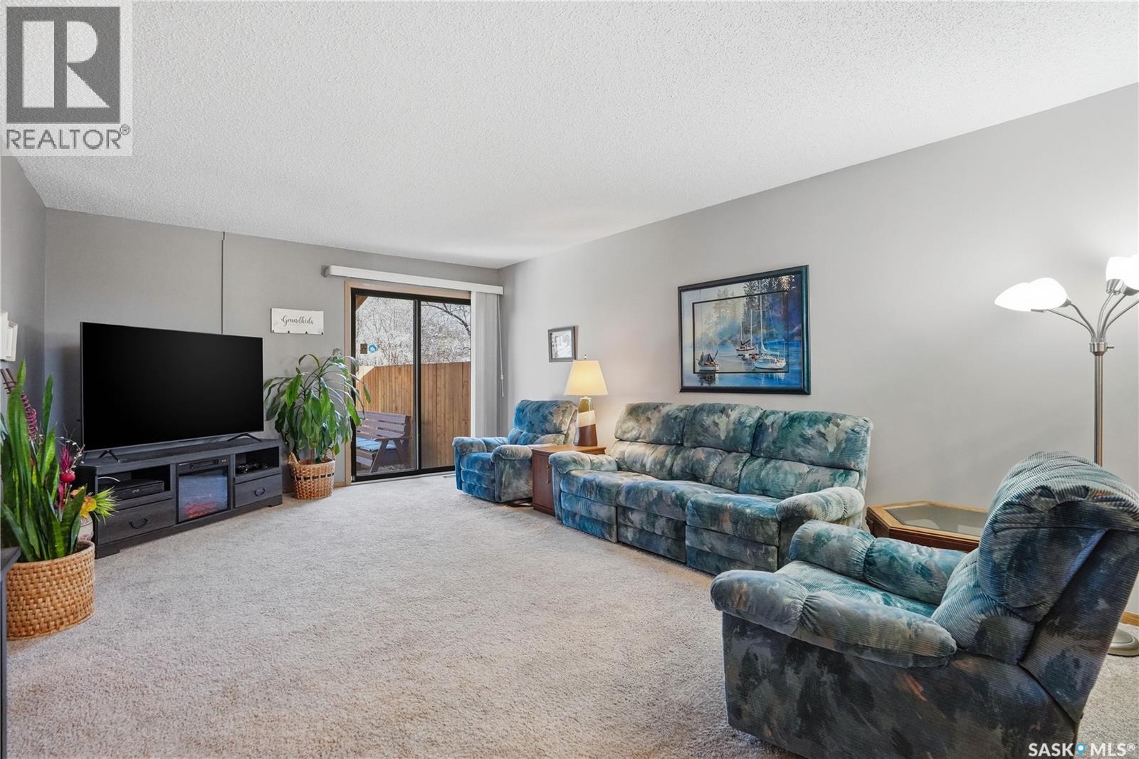 2835 More Crescent E, Regina, SK - Indoor Photo Showing Living Room