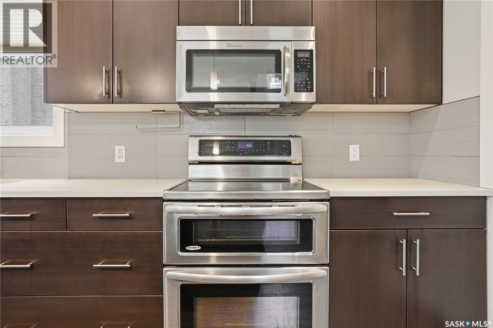 8806 Barootes Way, Regina, SK - Indoor Photo Showing Kitchen With Upgraded Kitchen