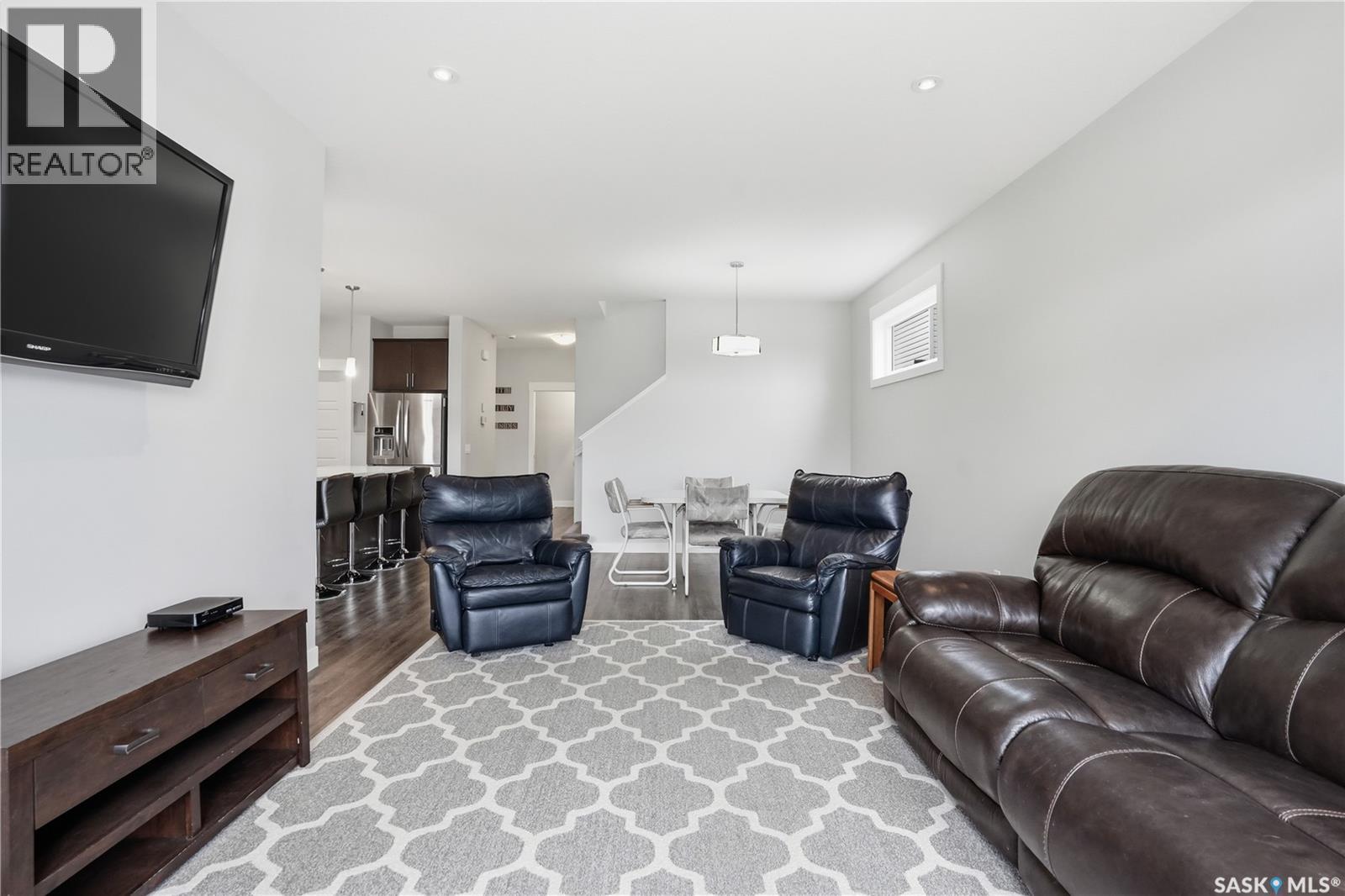 8806 Barootes Way, Regina, SK - Indoor Photo Showing Living Room