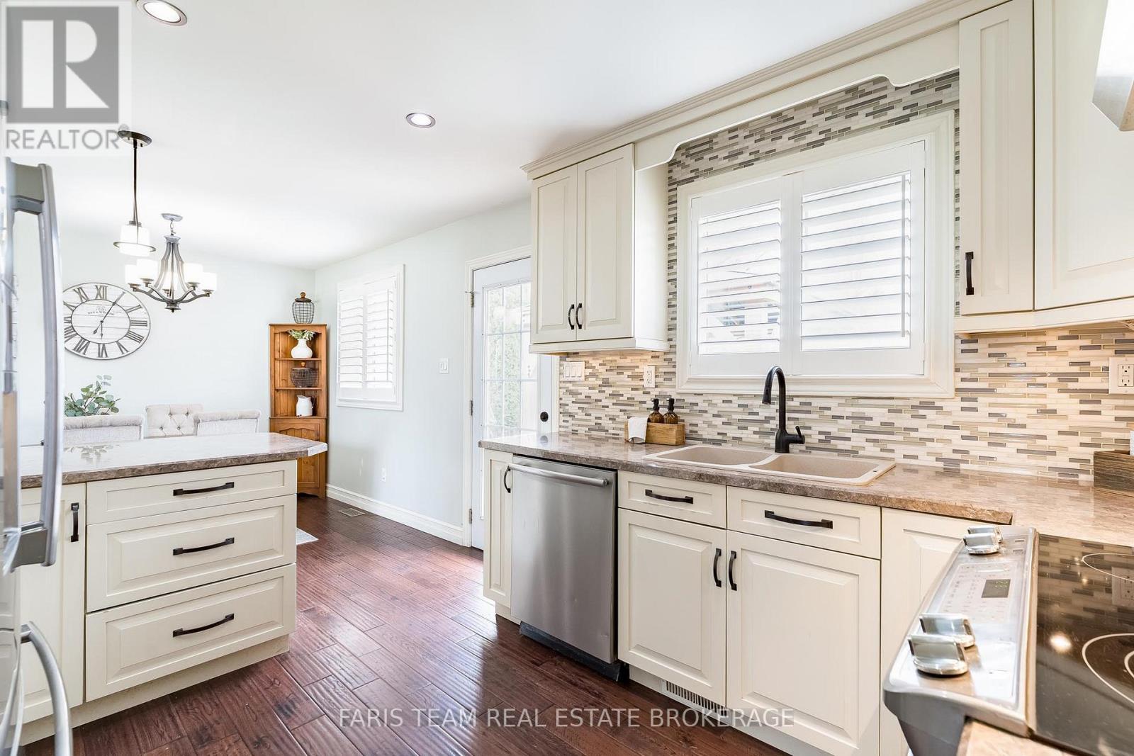 201 Christopher Street, Clearview, ON - Indoor Photo Showing Kitchen With Upgraded Kitchen