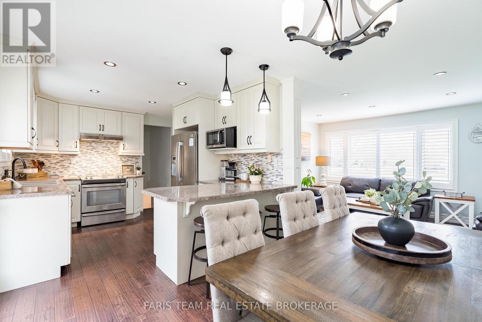 201 Christopher Street, Clearview, ON - Indoor