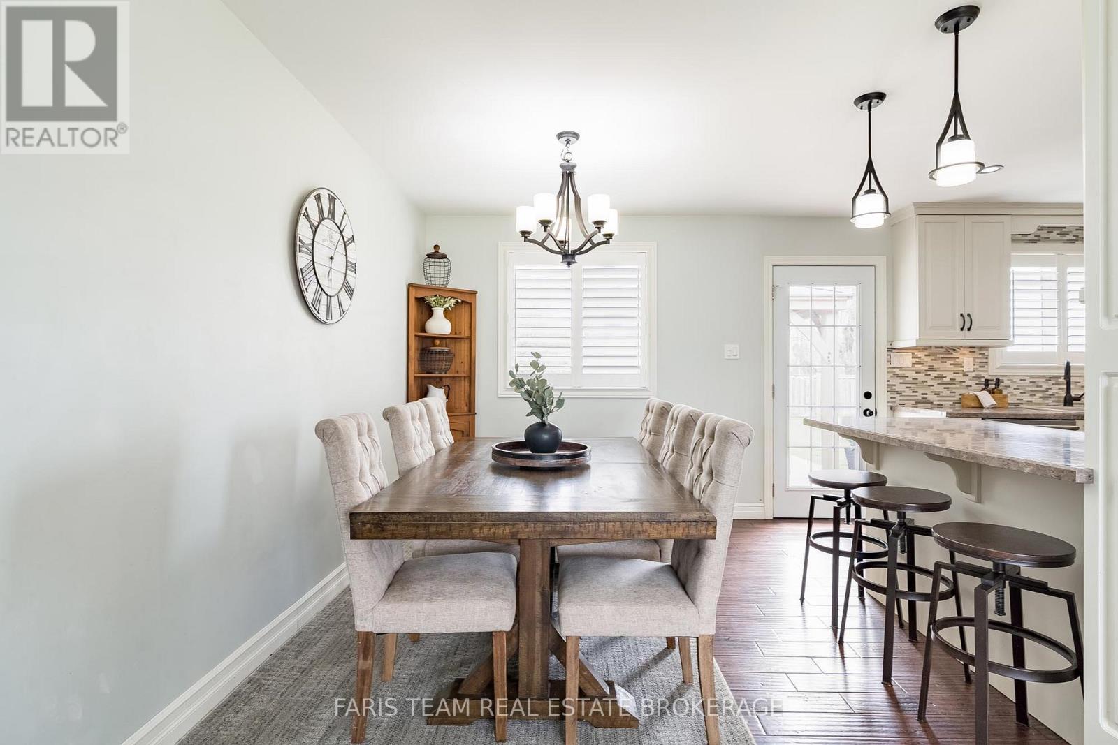 201 Christopher Street, Clearview, ON - Indoor Photo Showing Dining Room