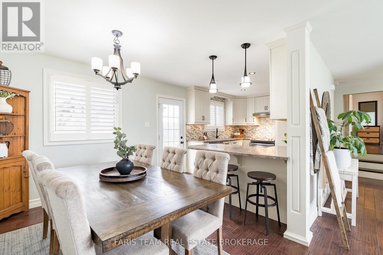 201 Christopher Street, Clearview, ON - Indoor Photo Showing Dining Room