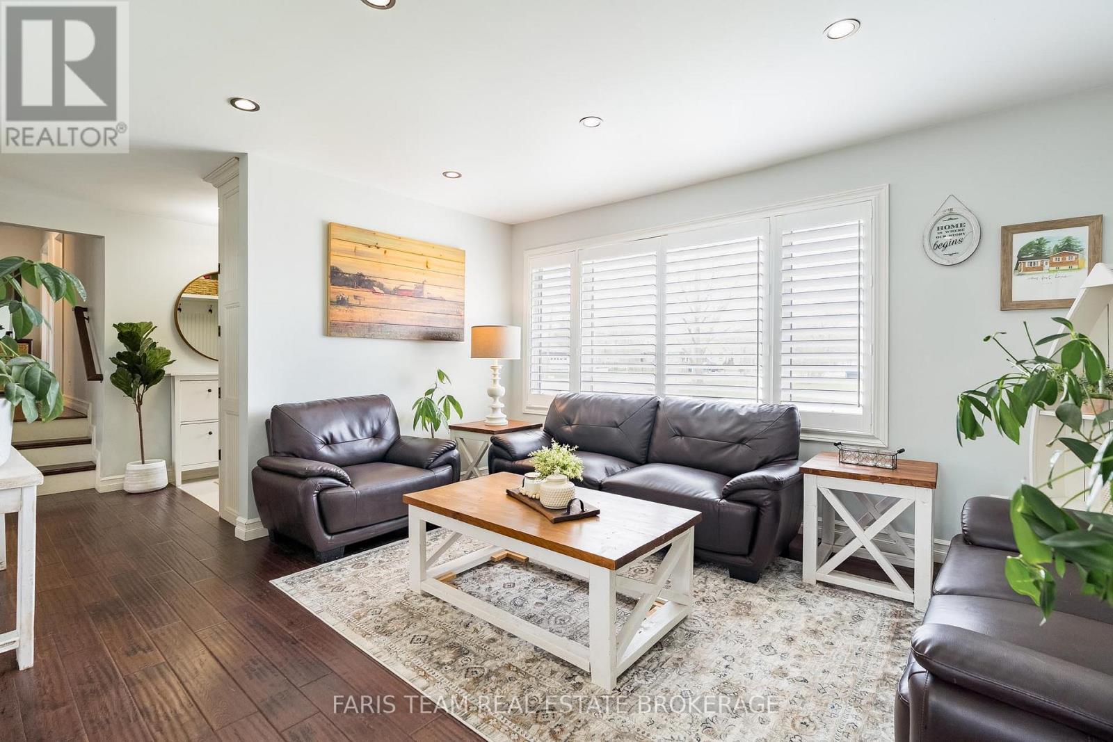 201 Christopher Street, Clearview, ON - Indoor Photo Showing Living Room