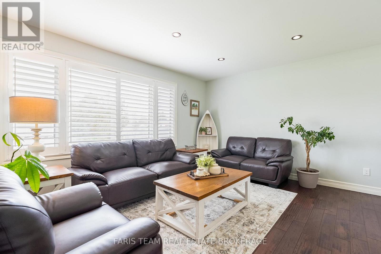 201 Christopher Street, Clearview, ON - Indoor Photo Showing Living Room