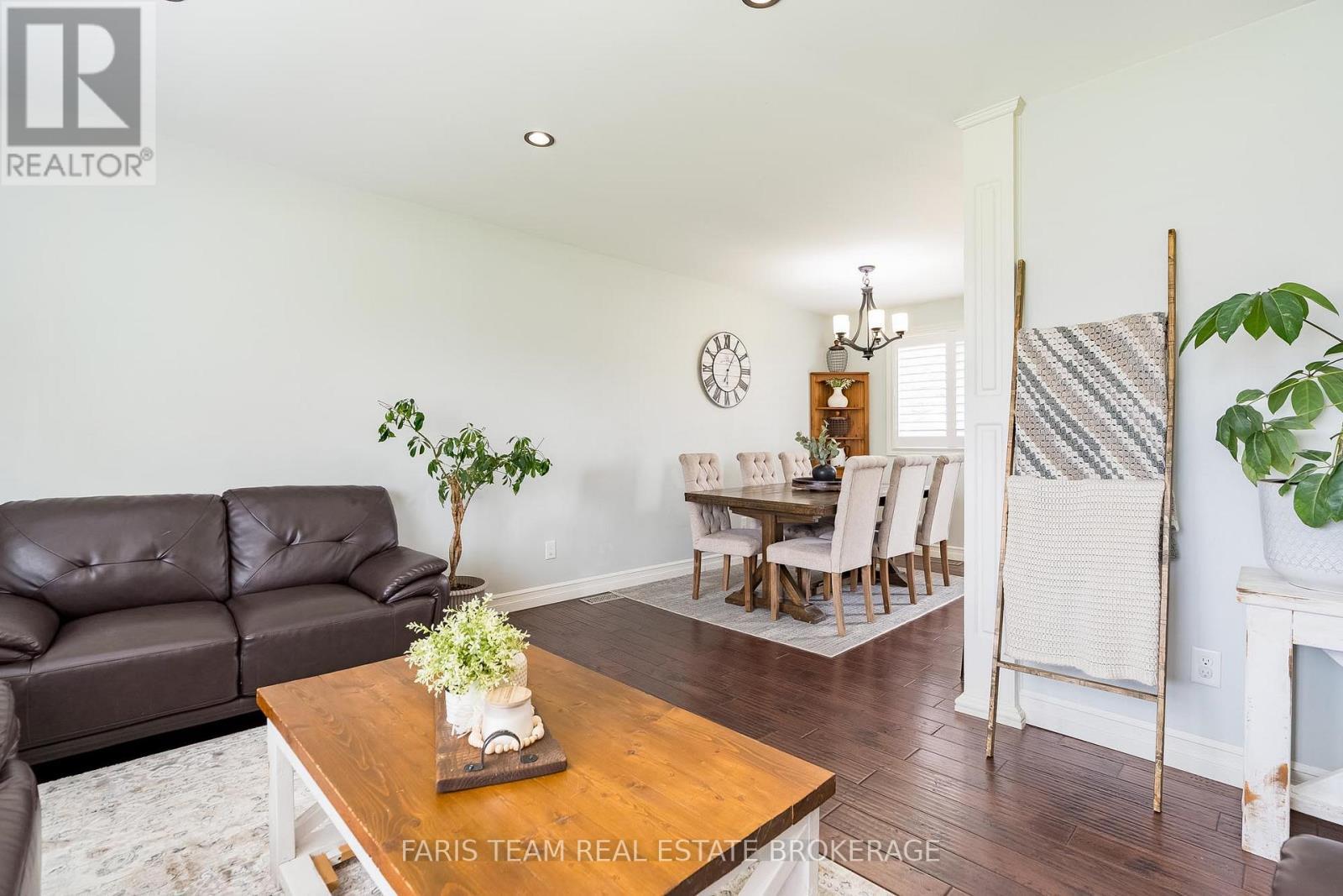 201 Christopher Street, Clearview, ON - Indoor Photo Showing Living Room