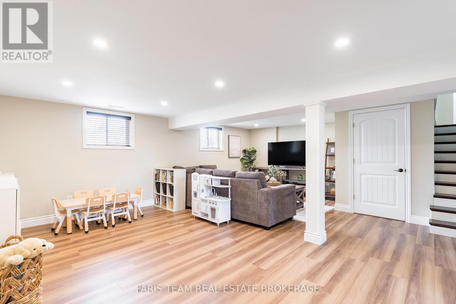 201 Christopher Street, Clearview, ON - Indoor