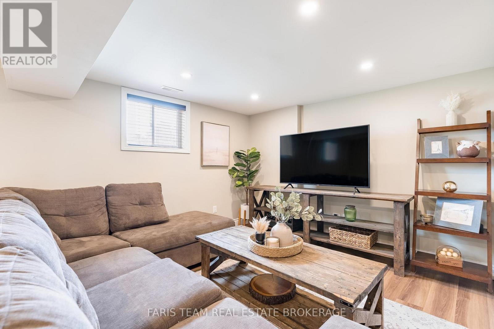 201 Christopher Street, Clearview, ON - Indoor Photo Showing Living Room