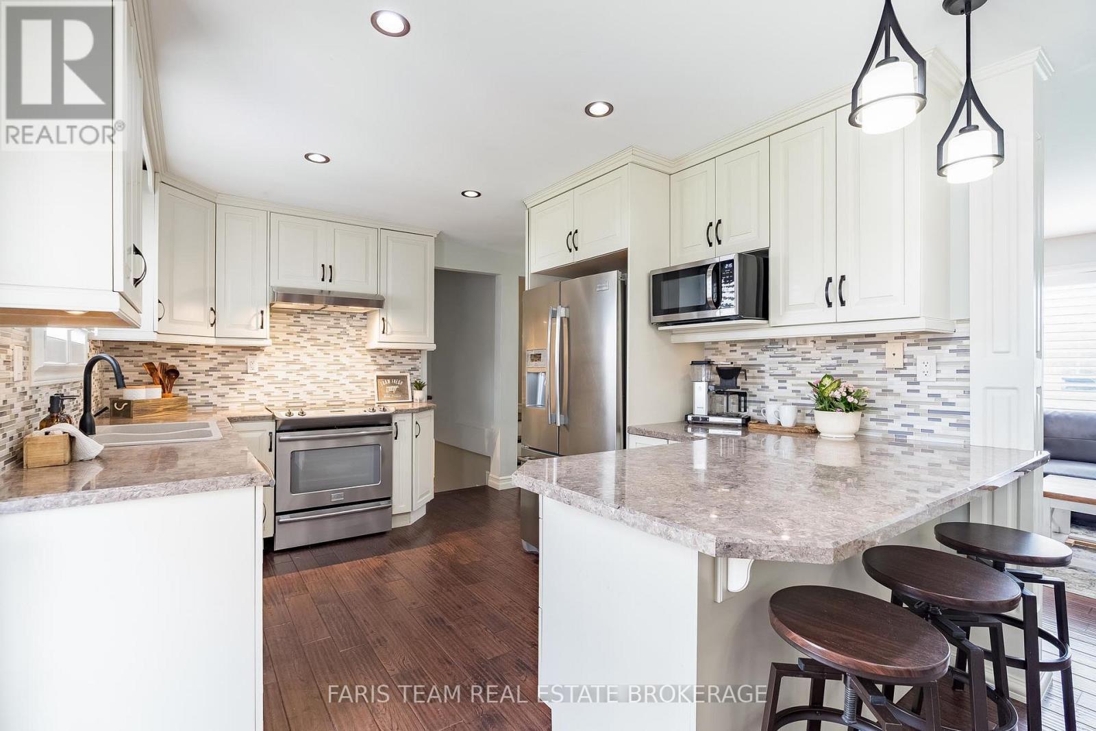 201 Christopher Street, Clearview, ON - Indoor Photo Showing Kitchen With Upgraded Kitchen