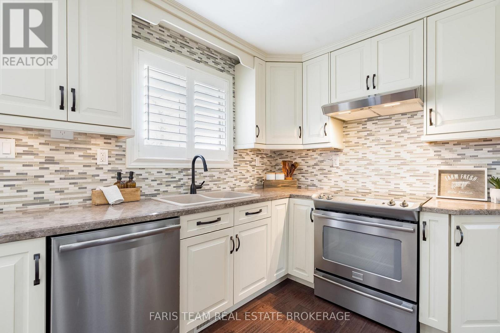 201 Christopher Street, Clearview, ON - Indoor Photo Showing Kitchen With Upgraded Kitchen